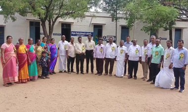 ஆண்டிபட்டி அருகே கண்டமனூர் அரசு மேல்நிலைப்பள்ளியில் 38 ஆண்டுகளுக்கு முன்பாக 1985 ஆம் ஆண்டு ஒன்றாக 10 ஆம் வகுப்பு படித்த பழைய மாணவர்கள் மீண்டும் பள்ளியில் சந்திக்கும் நிகழ்ச்சி நடைபெற்றது.