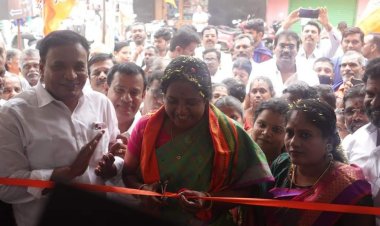 கோவை ராமநாதபுரம் பகுதியில் பாரதிய ஜனதா கட்சியின் மண்டல அலுவலகம் வானதி சீனிவாசன் எம்.எல்.ஏ திறந்து வைத்தார்.