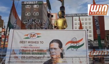 சோனியா காந்தியின் 77வது பிறந்த தினத்தை முன்னிட்டு தேனியில் உள்ள நேரு சிலைக்கு மாலை அணிவித்து இனிப்புகள் வழங்கி கொண்டாடினர்.