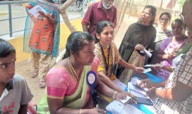 பொன்னாபுரம் ஊராட்சி ஒன்றிய நடுநிலைப் பள்ளியில் திமுகவினர்கள் உதயசூரியன் சின்னத்தை வாக்குச்சாவடி மையத்திலேயே காண்பித்து வாக்காளர்களை ஓட்டு போட சொல்லி வற்புறுத்தல்!